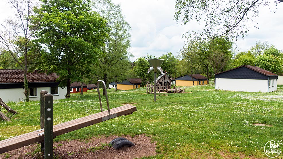 Spielplatz direkt bei den Bungalows im Ferienpark