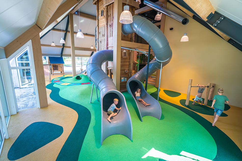 rutschen im indoor spielparadies landal orveltermarke - Foto: Landal GreenParks