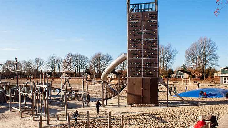 Einer der Spielplätze im Ferienpark Hof van Saksen